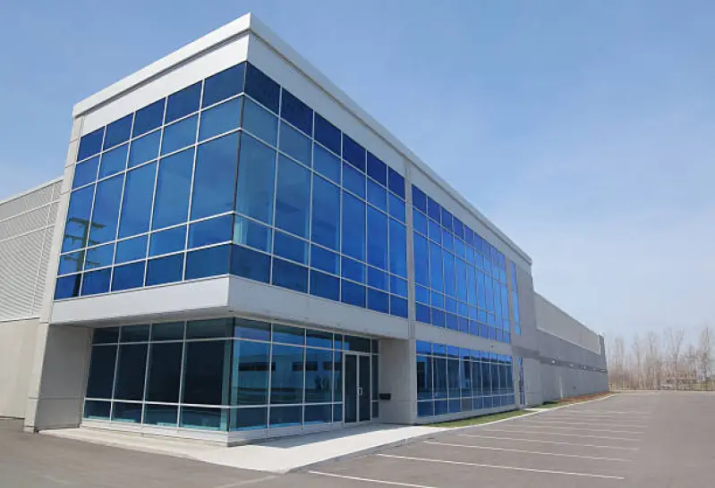 fachada pele de vidro com proteção solar