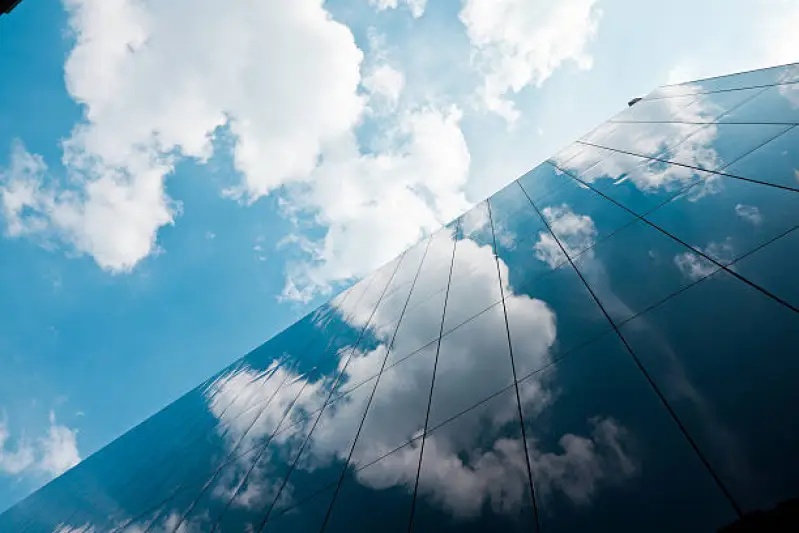 fachada pele de vidro sem esquadrias