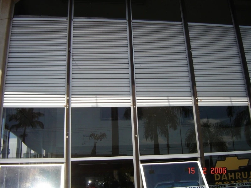 fachadas de vidro espelhado