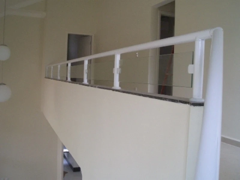 guarda corpo de vidro e alumínio