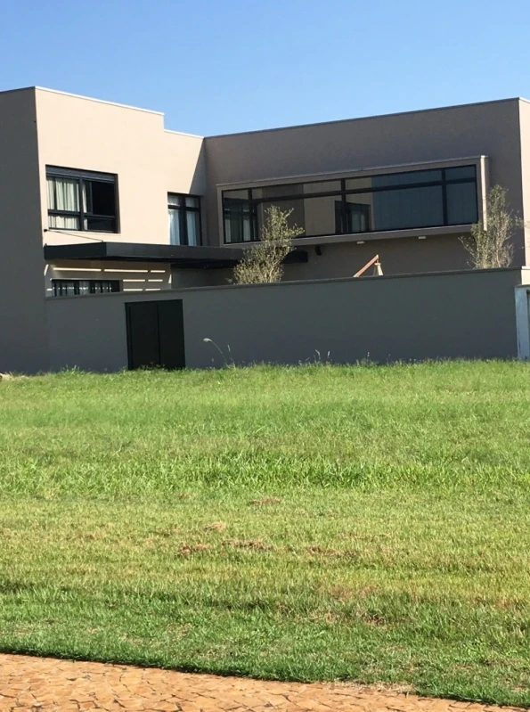 janela de alumínio com grade