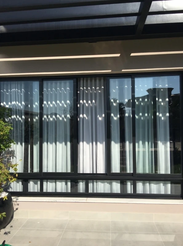 janela de alumínio com vidro