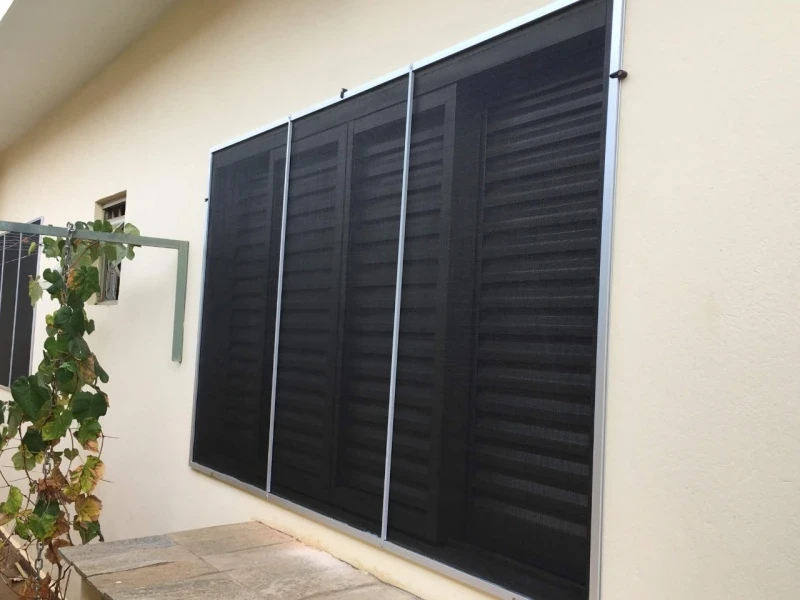 veneziana de alumínio com grade